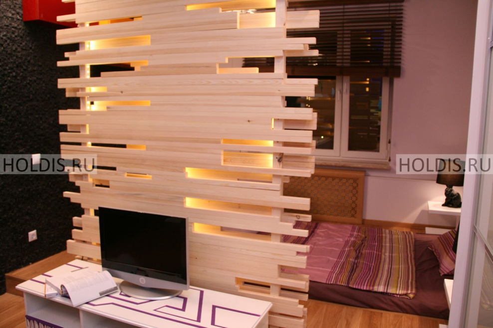 Стенка из деревянных брусков