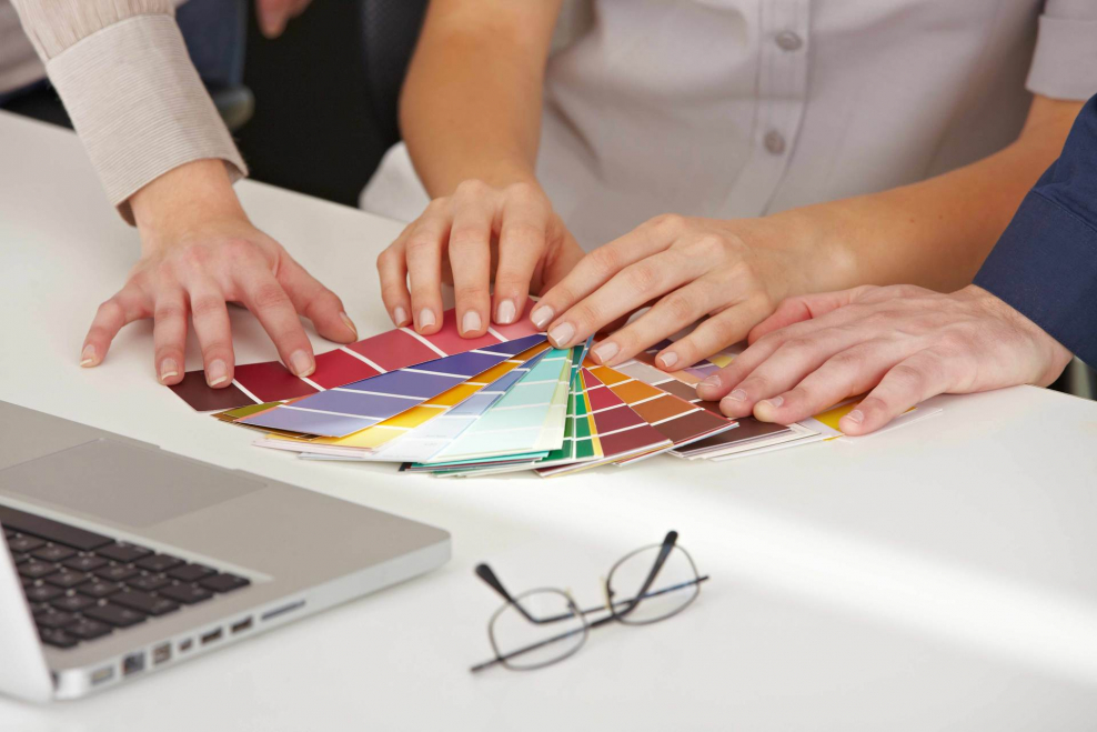 Дизайнер интерьера за работой