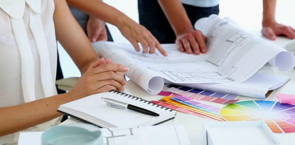 Дизайнер за работой