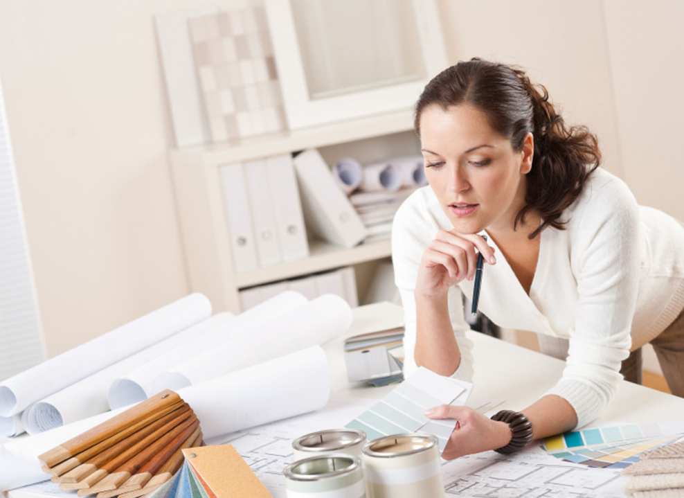 Женщина дизайнер интерьера