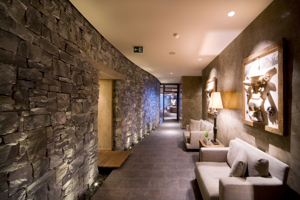 Облицовка стен влажных помещений