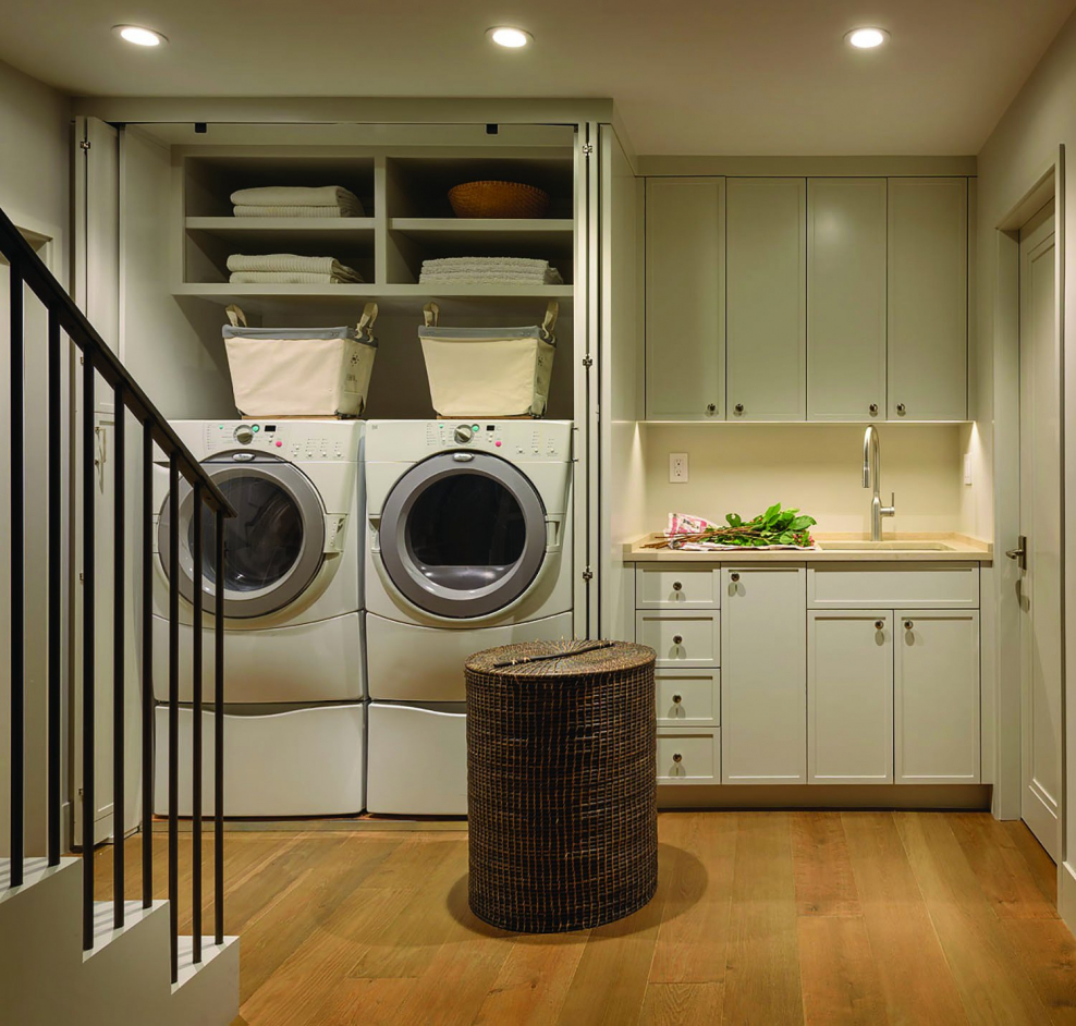 Бежевая постирочная комната