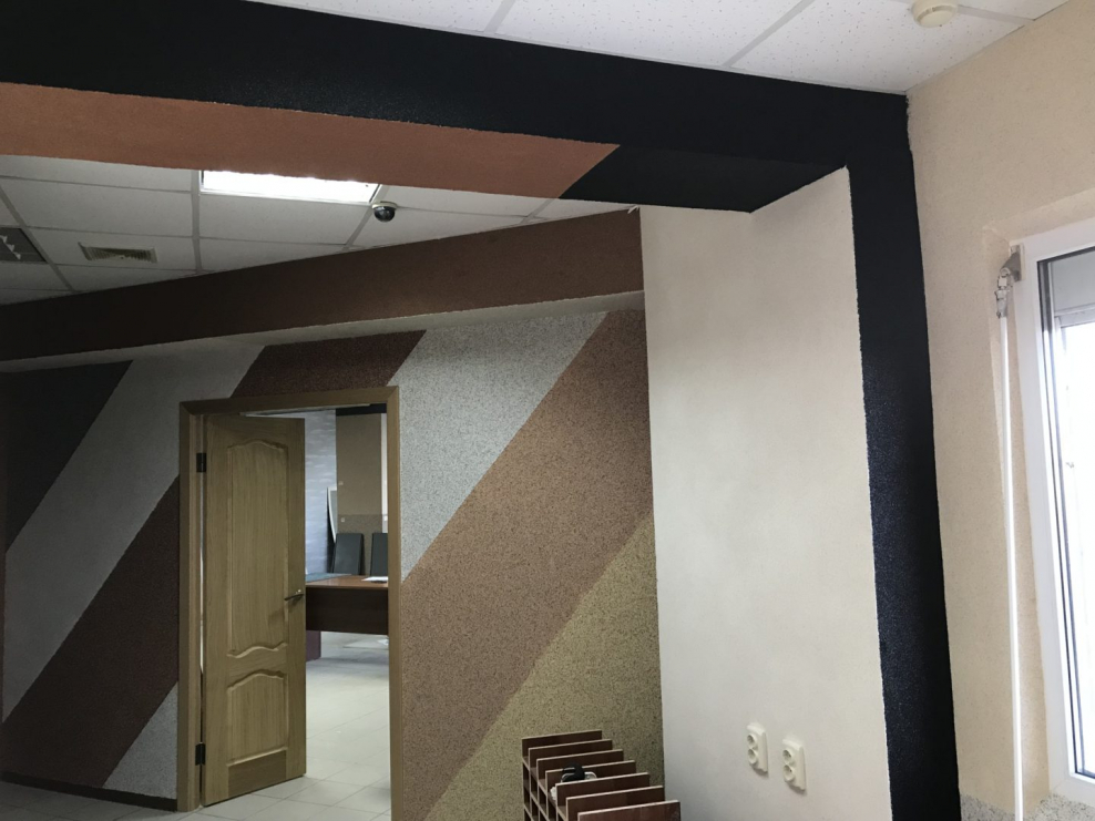 Камешковая штукатурка в сочетании с декор панелями