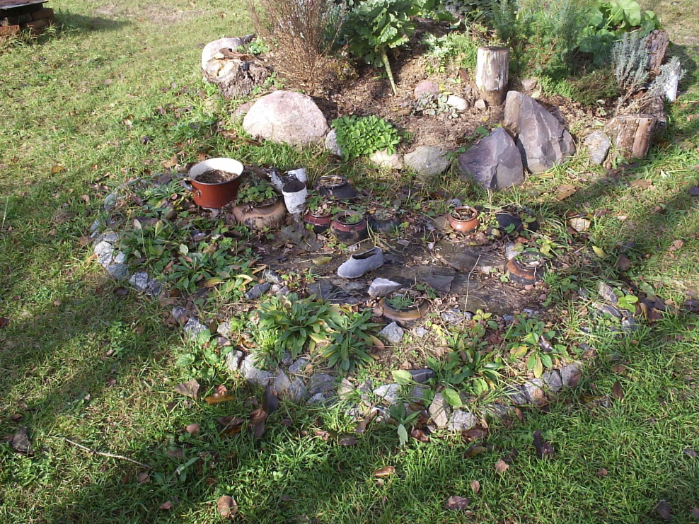 Пруд с водопадом и альпийской горкой