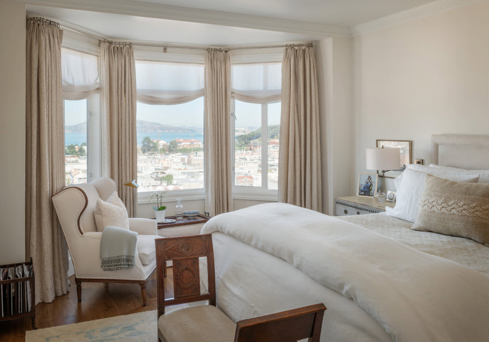 Интерьер комнаты с эркером