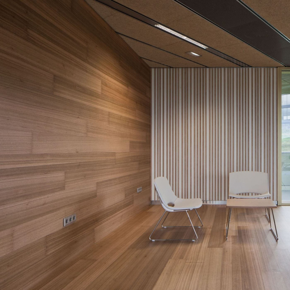 Отделка стен фанерой