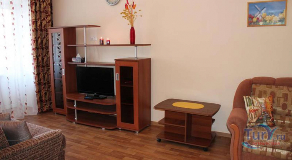 Двухкомнатная с мебелью необходимой вся обставлена с шкафом