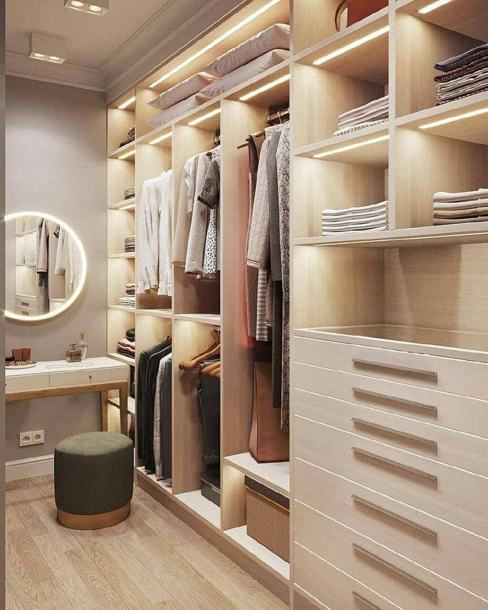 Маленькая гардеробная комната