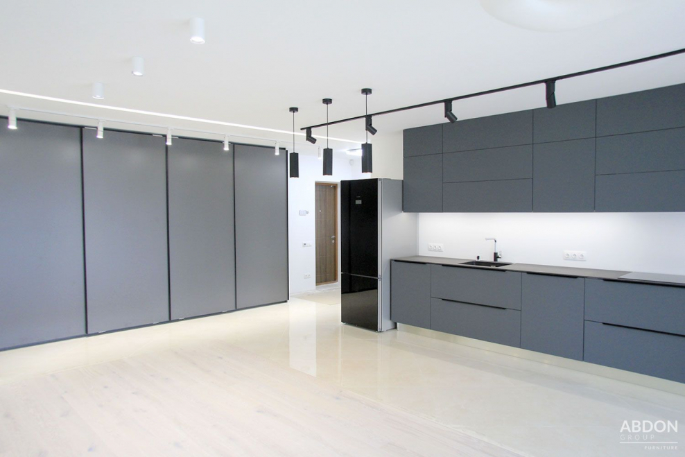 Серая кухня под потолок