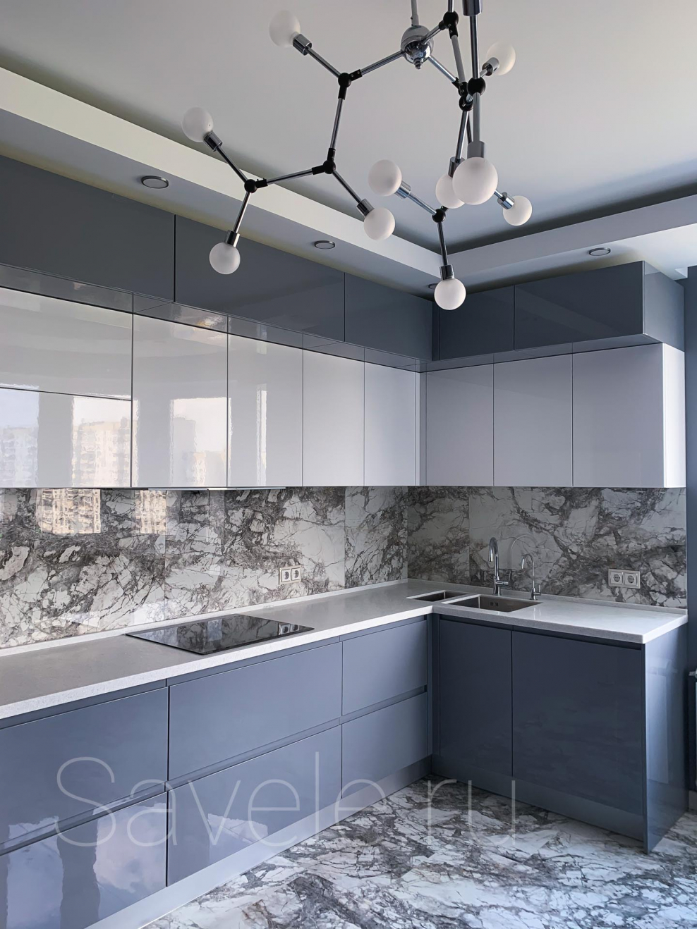 Кухня высокая под потолок