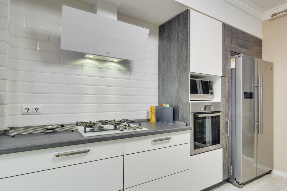 Белая глянцевая кухня