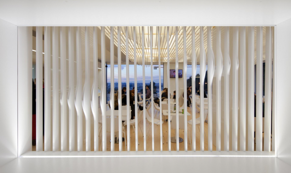 Зеркальное панно с деревянными рейками