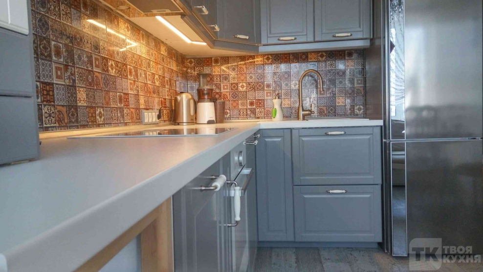 Кухни с рыжей столешницей