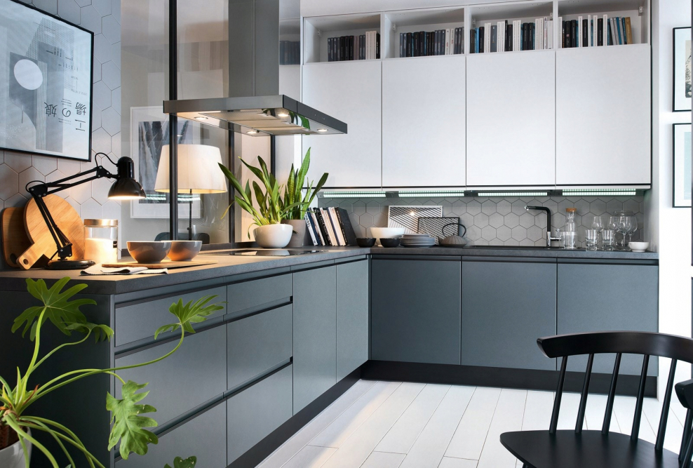 Серая кухня с деревянной столешницей