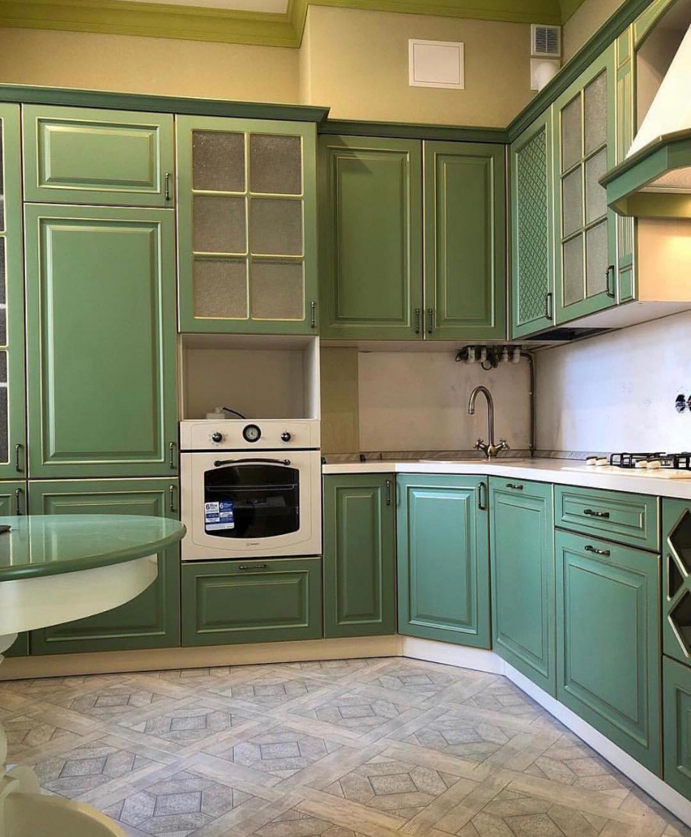 Кухня с зелеными фасадами