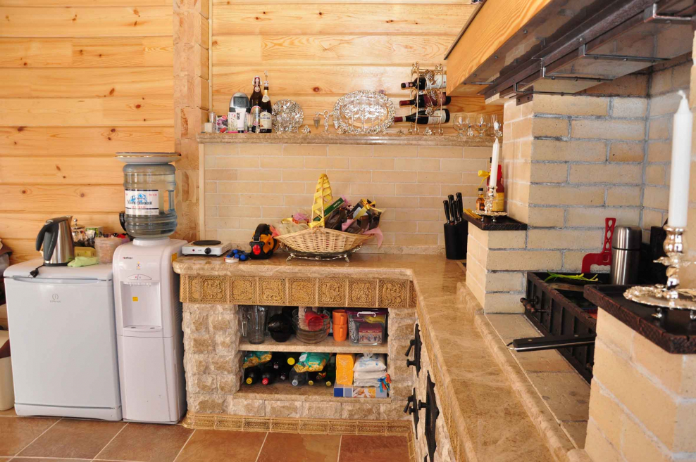 Маленькая кухня в деревянном доме