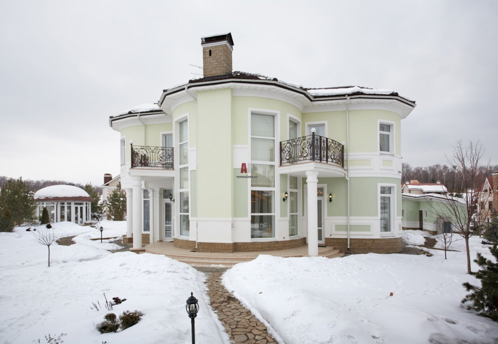 Фасады домов с эркером и гаражом