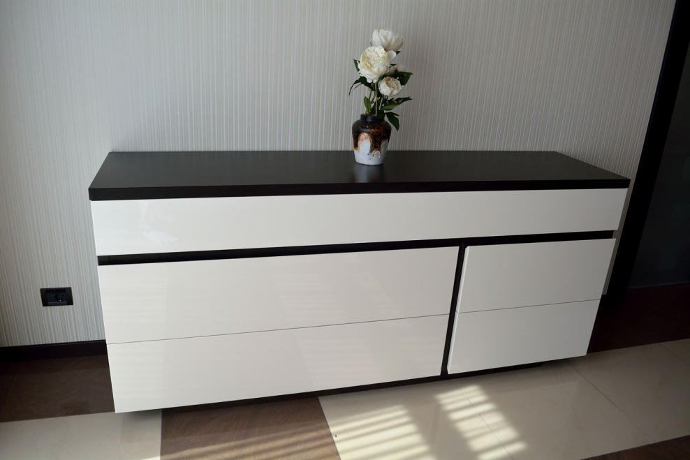 Длинный комод без ручек