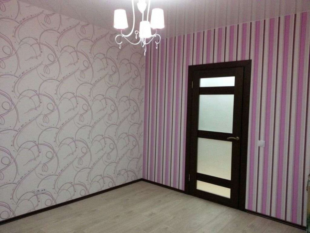 Комбинированные стены в гостиной