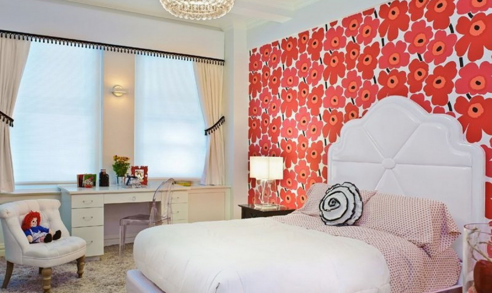 Интерьер комнаты с обоями