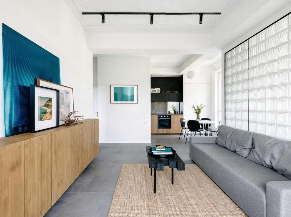 Планировка гостиной с тремя дверьми