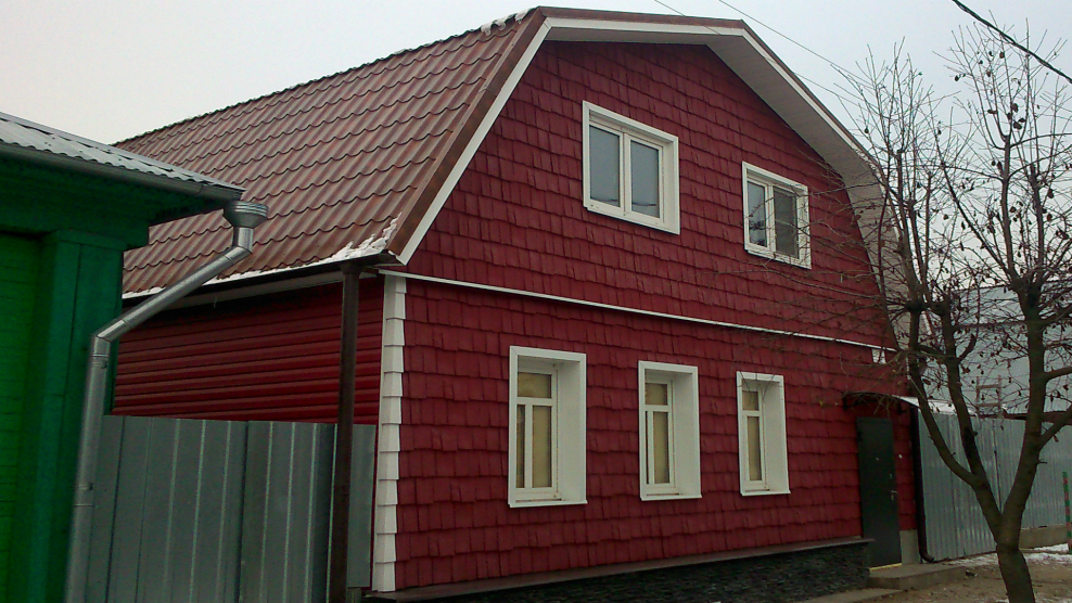 Сайдинг с бордовой крышей