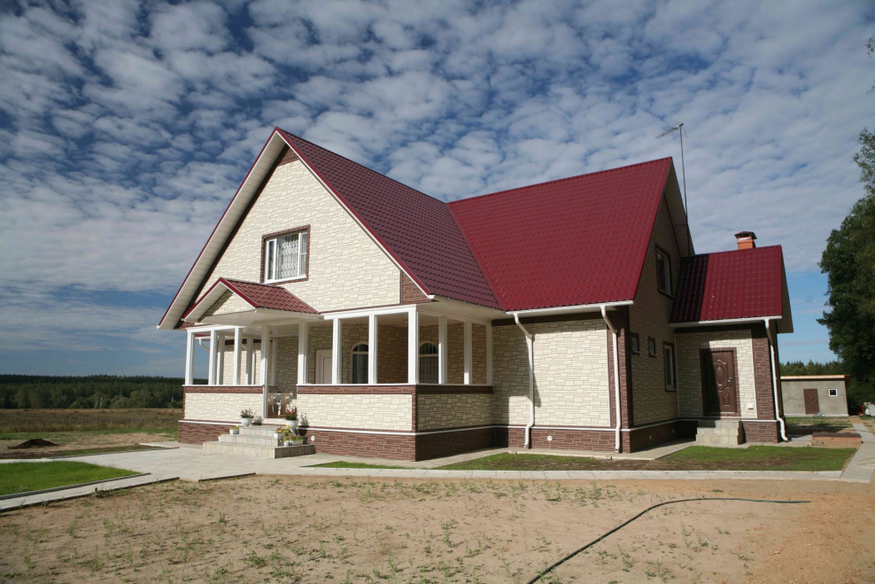 Фасады домов с красной крышей