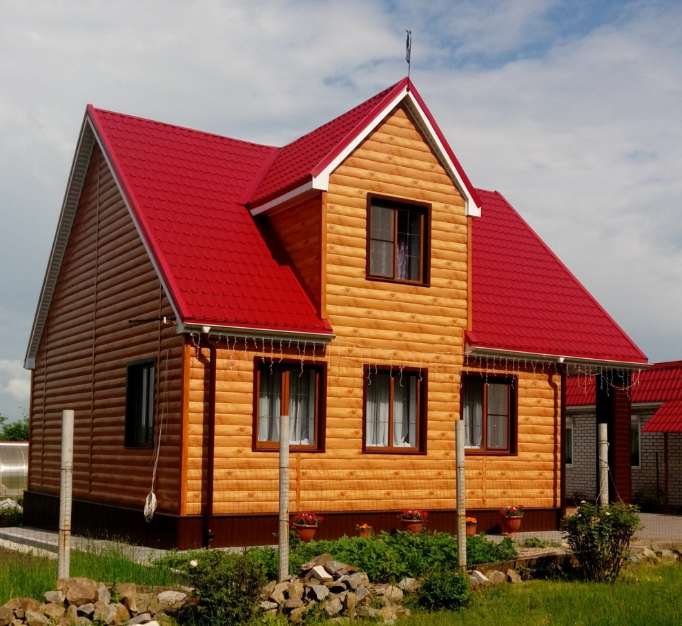Дом с бордовой крышей