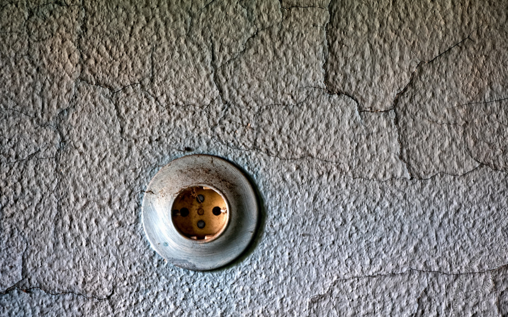 Розетка на стене обои