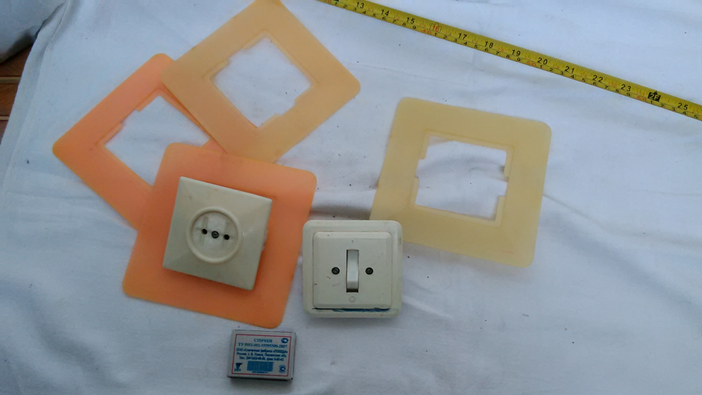 Пластинка у розетки вокруг