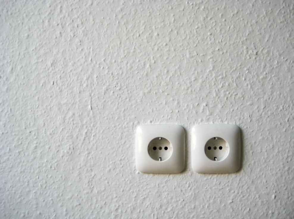 Много розеток на стене