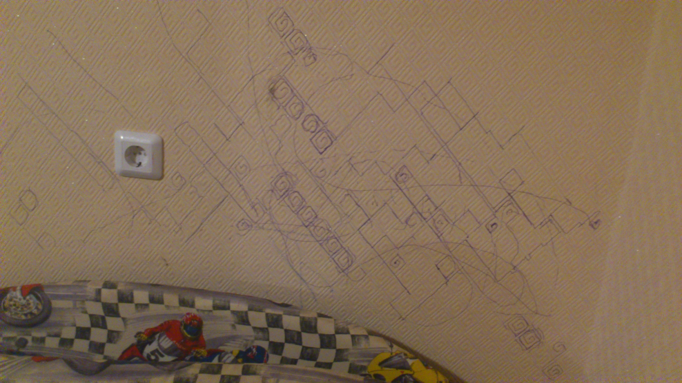 Замаскировать рваные обои