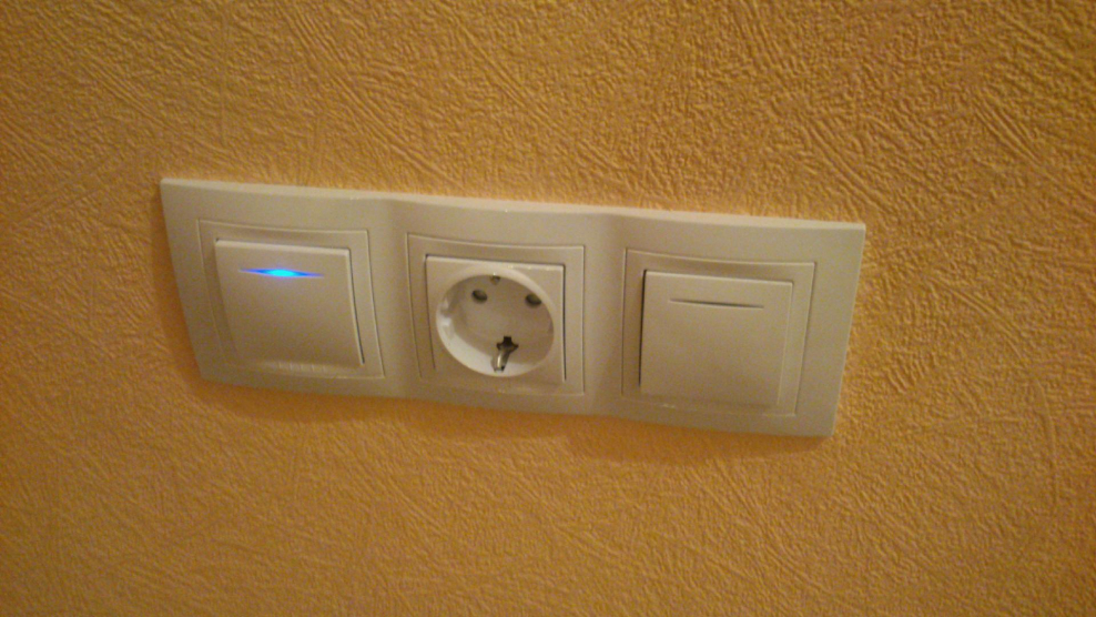 Розетка и вилка на прозрачном фоне