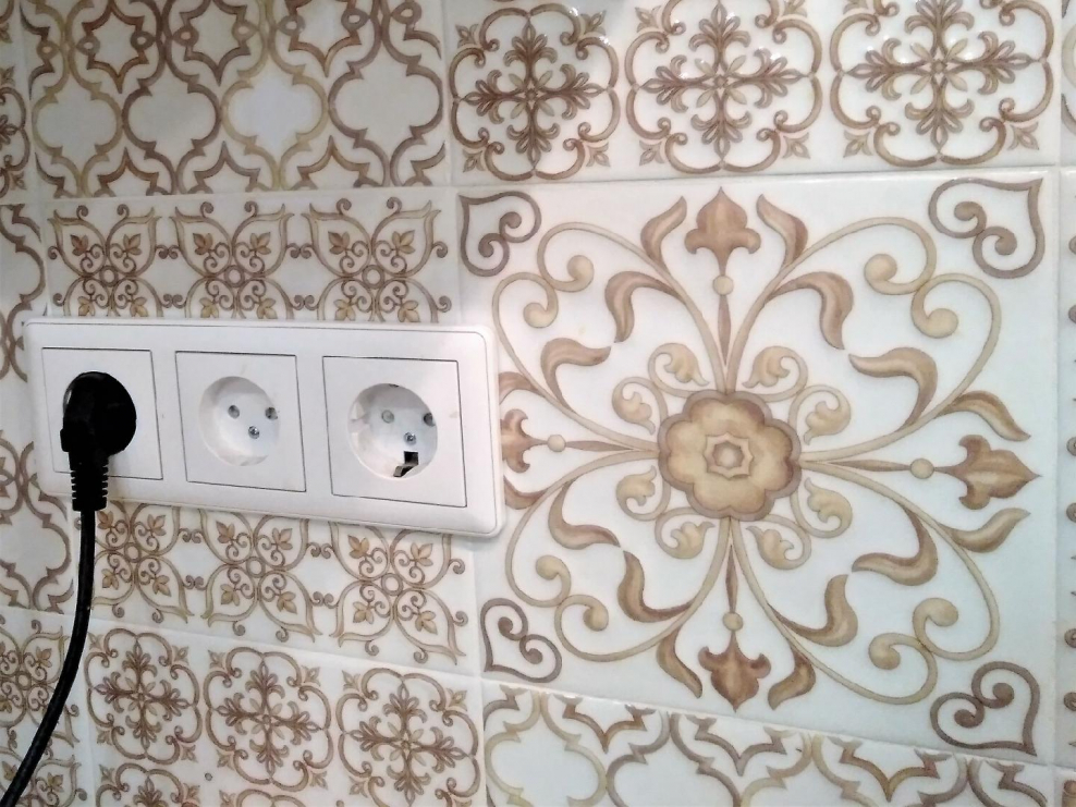 Розетка в плитке на фартуке