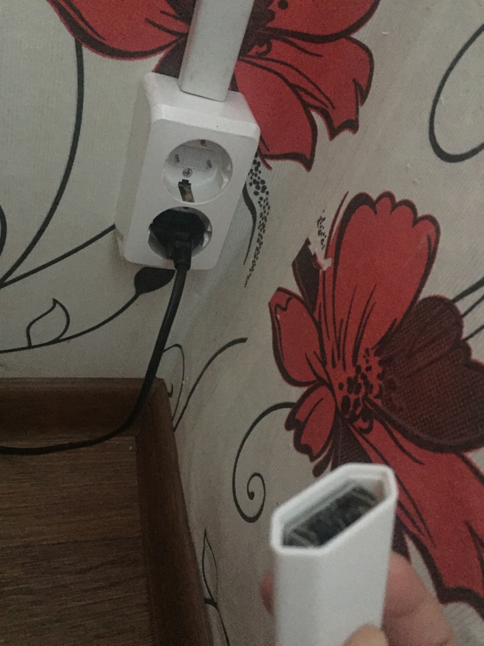 Зарядка воткнутая в розетку