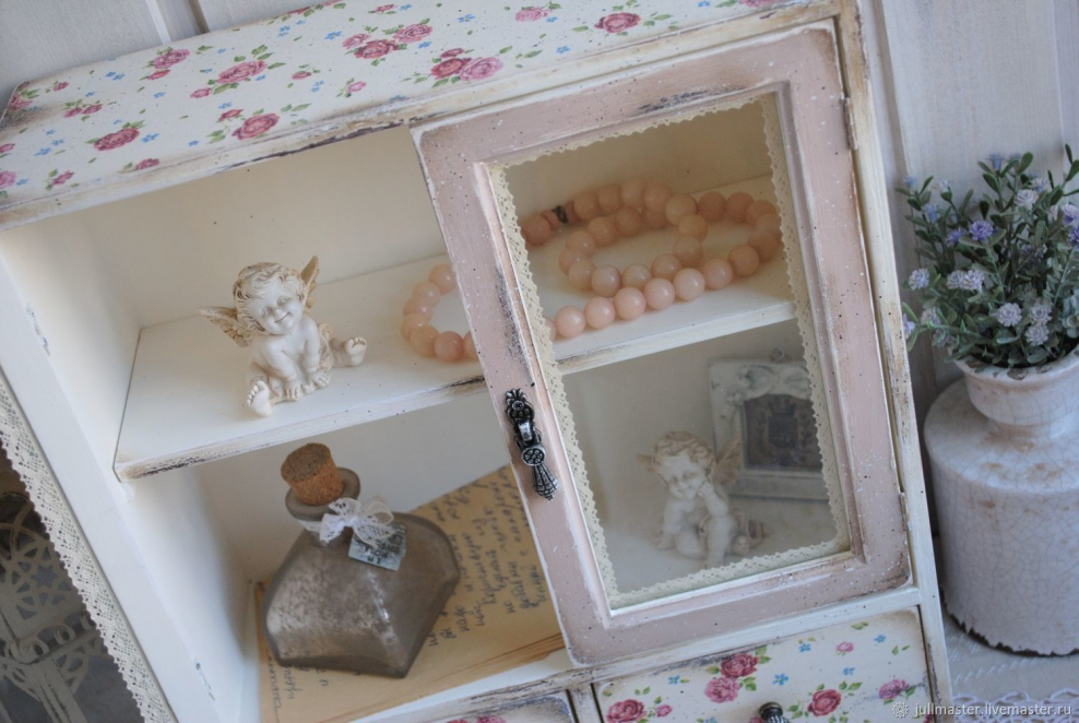 Шкаф в стиле шебби