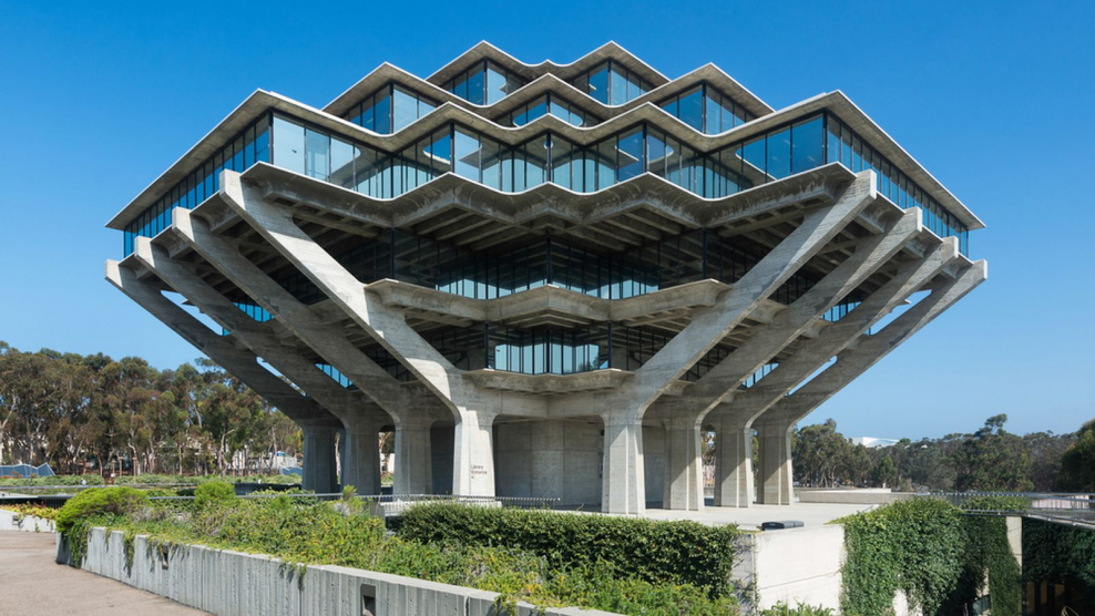 Пилоны в современной архитектуре