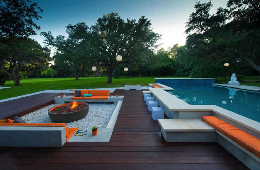 Лаунж зона с бассейном на участке