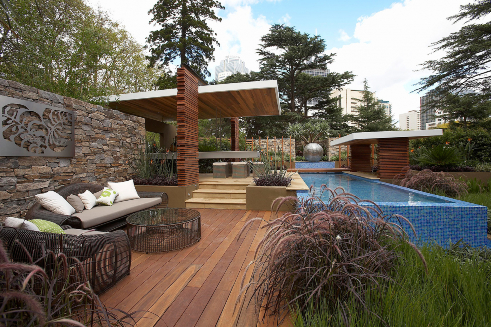 Веранда с бассейном и барбекю