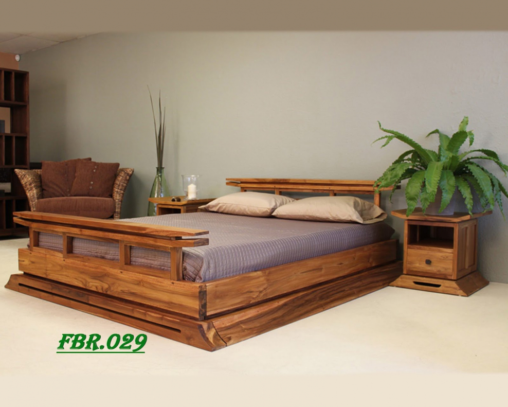 Кровать в японском стиле из массива