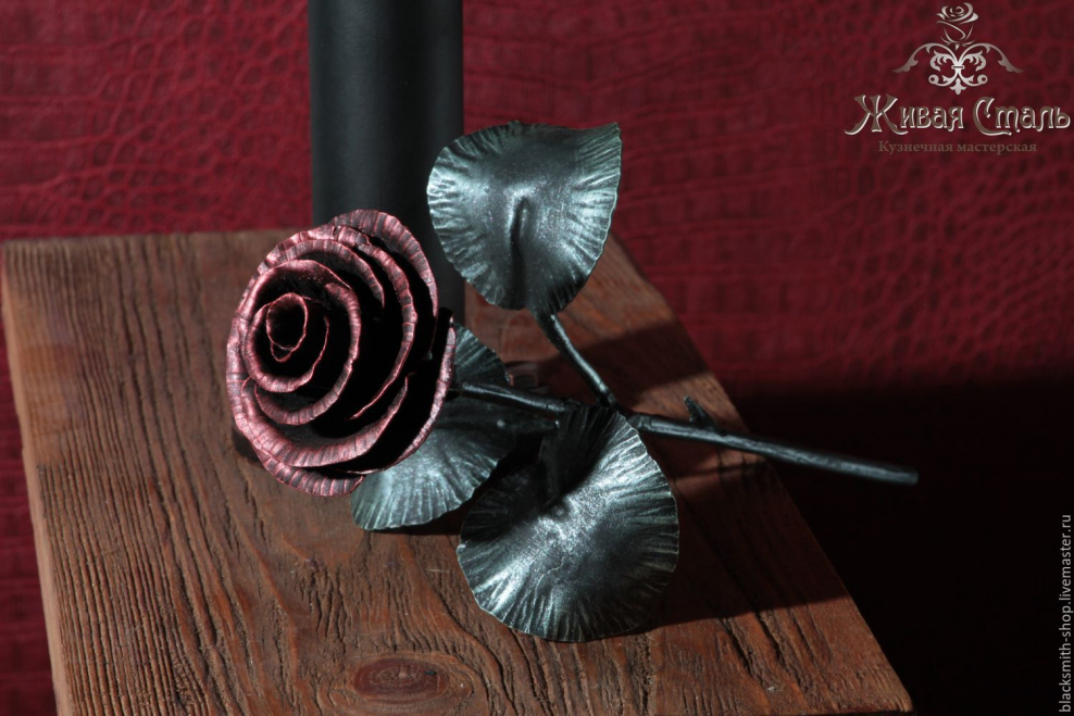 Кованая роза на подставке