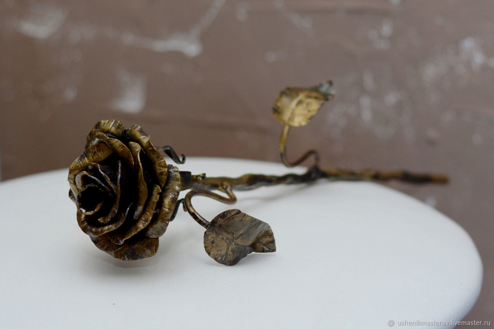 Композиция из кованных роз