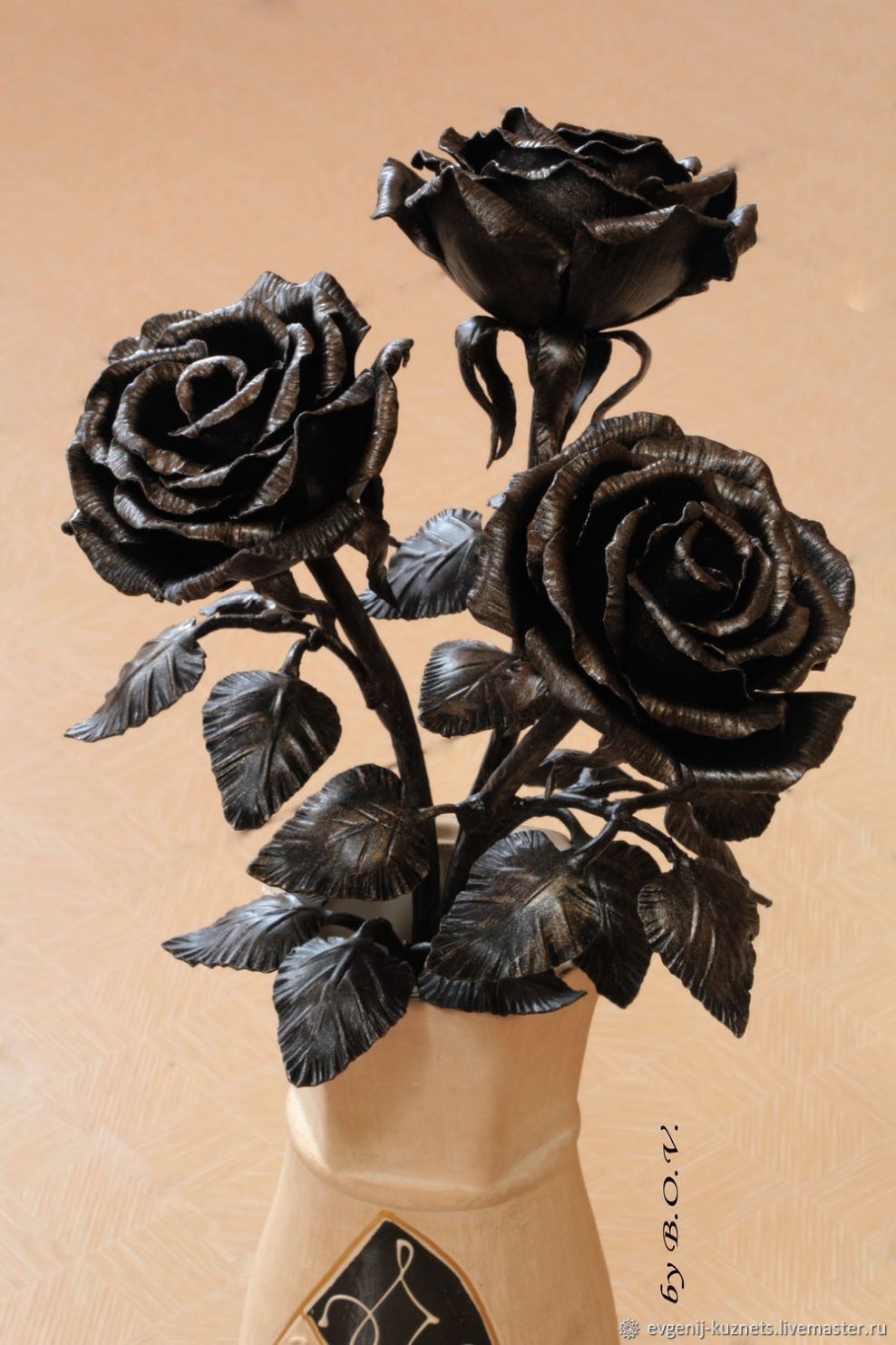 Кованая роза на подставке