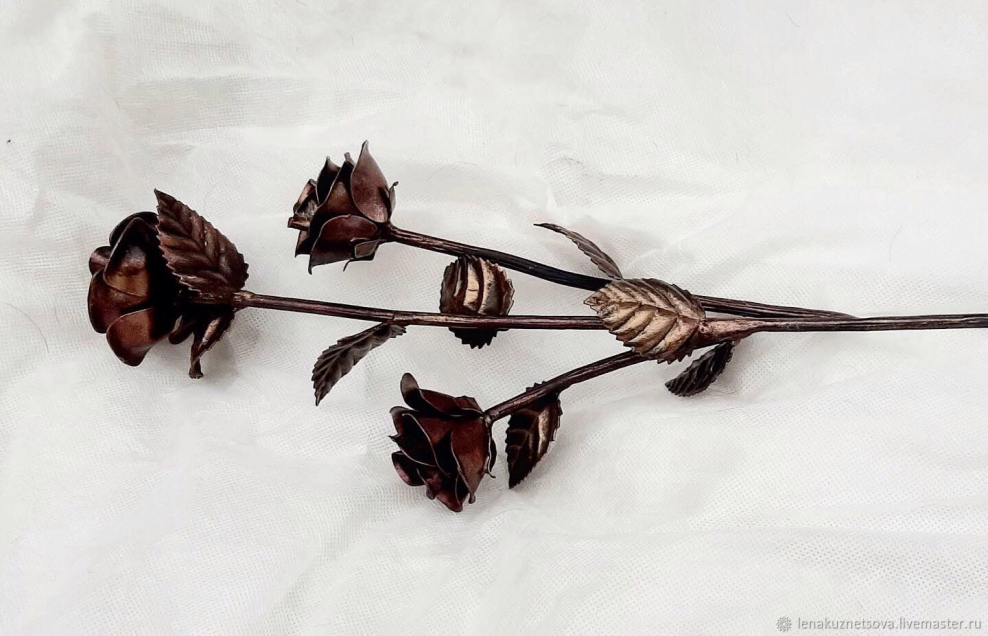 Кованые розы на кладбище