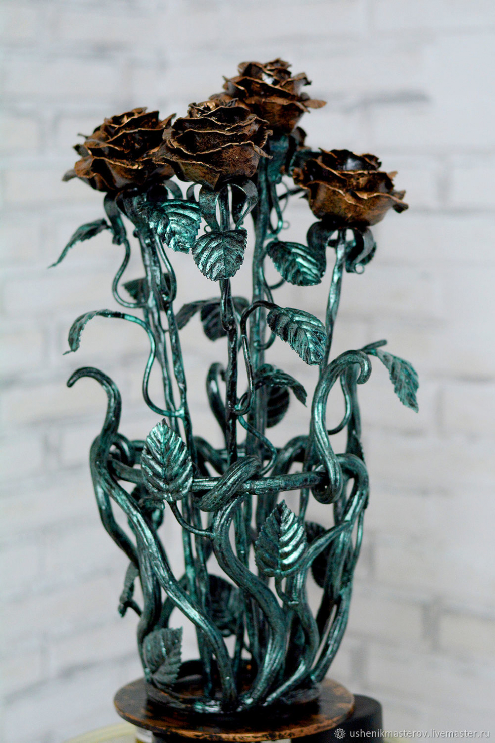 Кованая роза на подставке