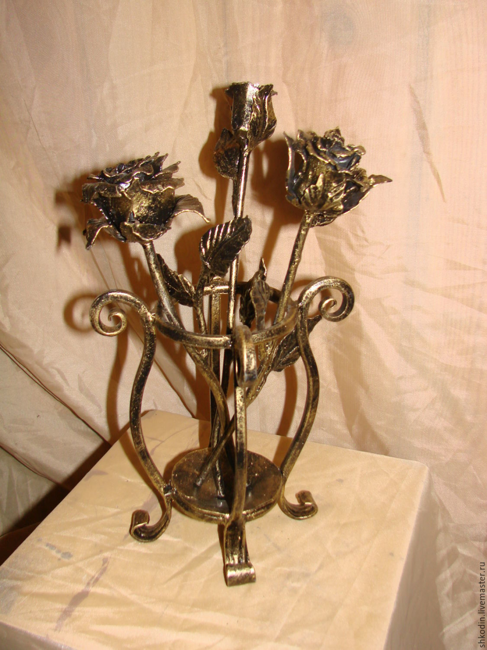 Кованые вазы с розами