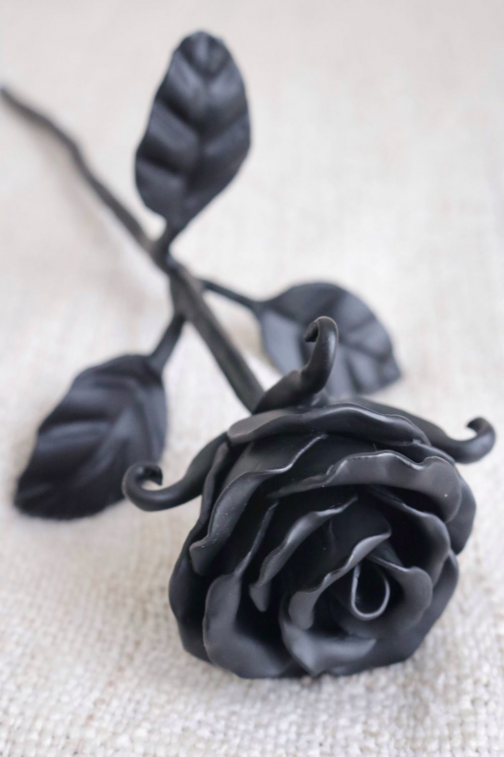 Кованая роза в интерьере