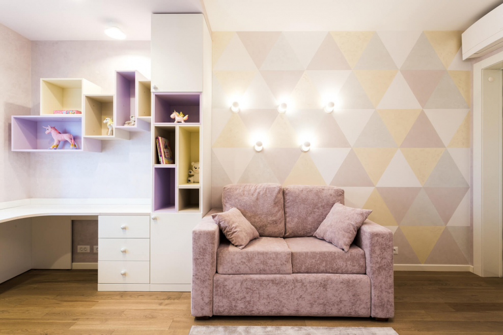 Ниша в детской комнате с полками