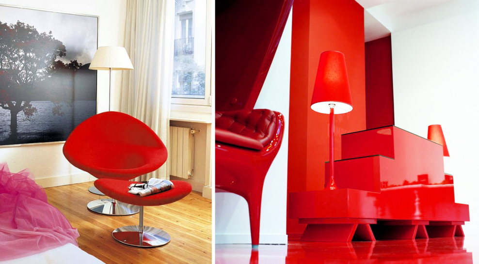 Красный диван в интерьере с камином