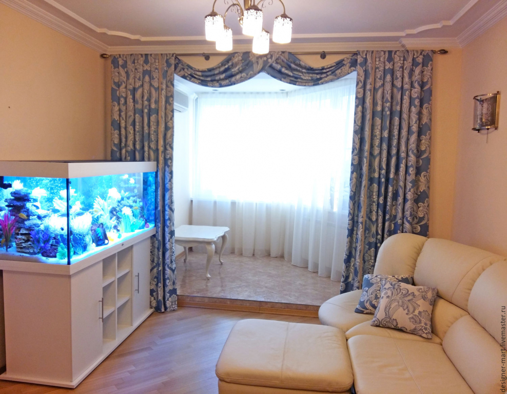 Шторы в эркере для гостиной